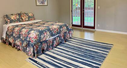 Private Suite at Coquitlam Center! 5 min walk to Skytrain & Mall