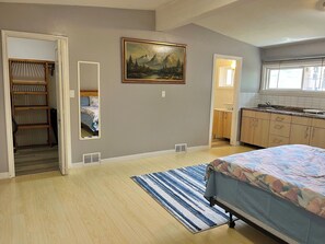 1 bedroom, desk, free WiFi, bed sheets