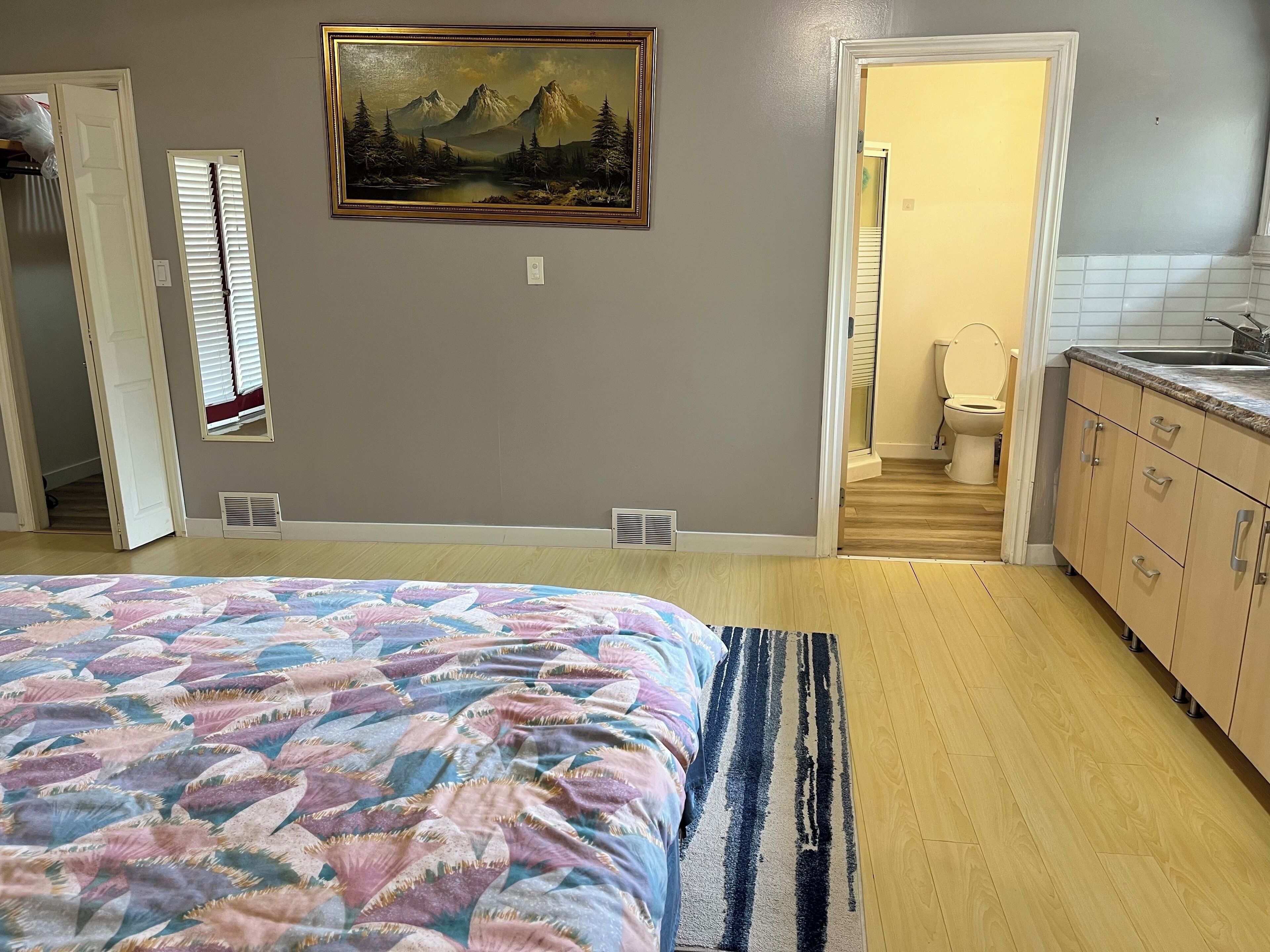 Private Suite at Coquitlam Center! 5 min walk to Skytrain & Mall