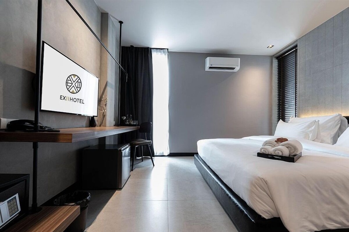 In-room safe, laptop workspace, blackout drapes, WiFi (free)
