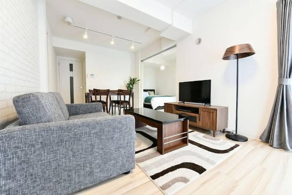 2 bedrooms, individually decorated, individually furnished