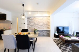 Habitación Deluxe | Zona de estar | Una televisión LCD