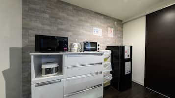 Habitació estàndard | Cuina privada | Frigorífic, microones, placa de cuina i torradora