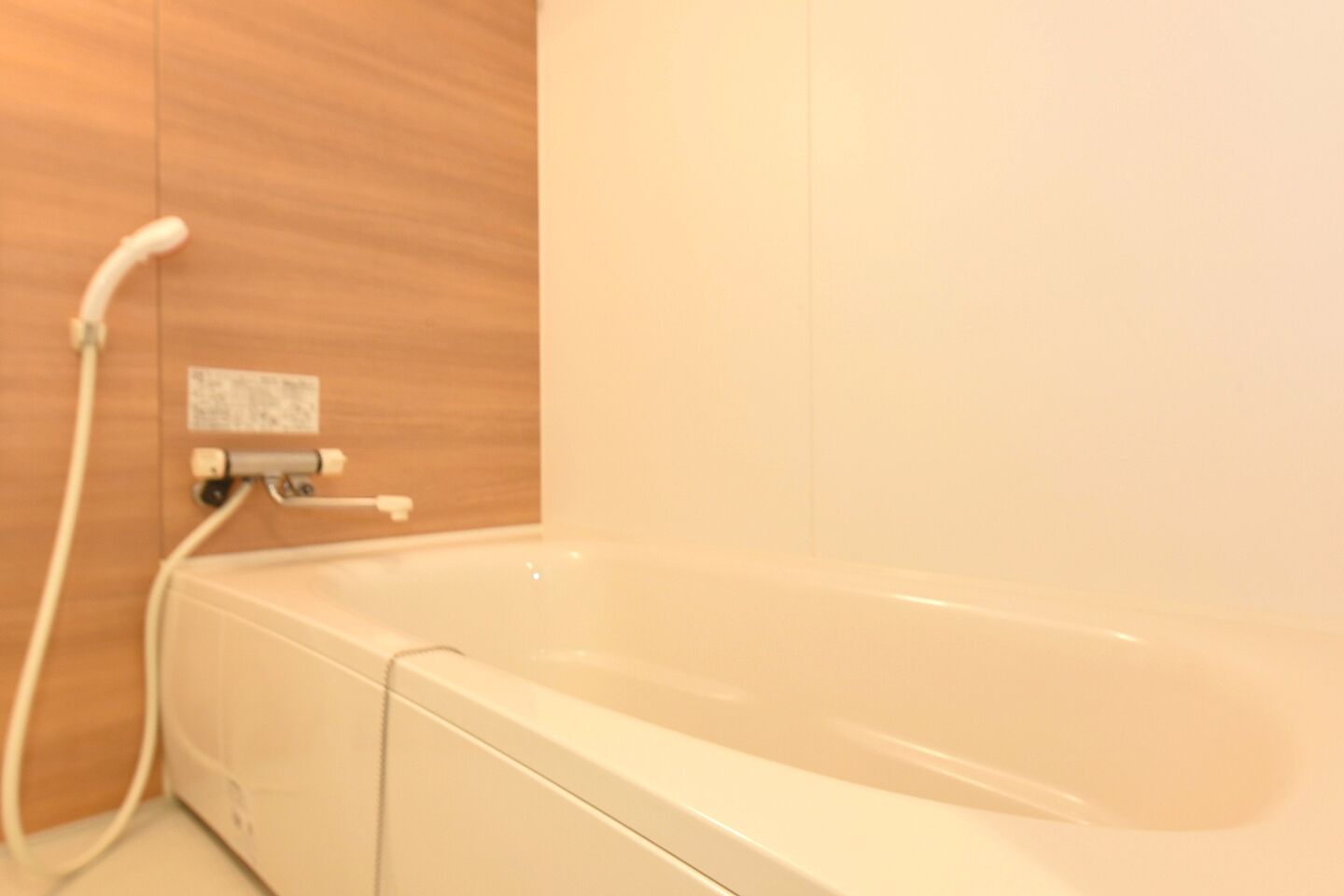 Une salle de bain avec une baignoire, une douche et des toilettes.