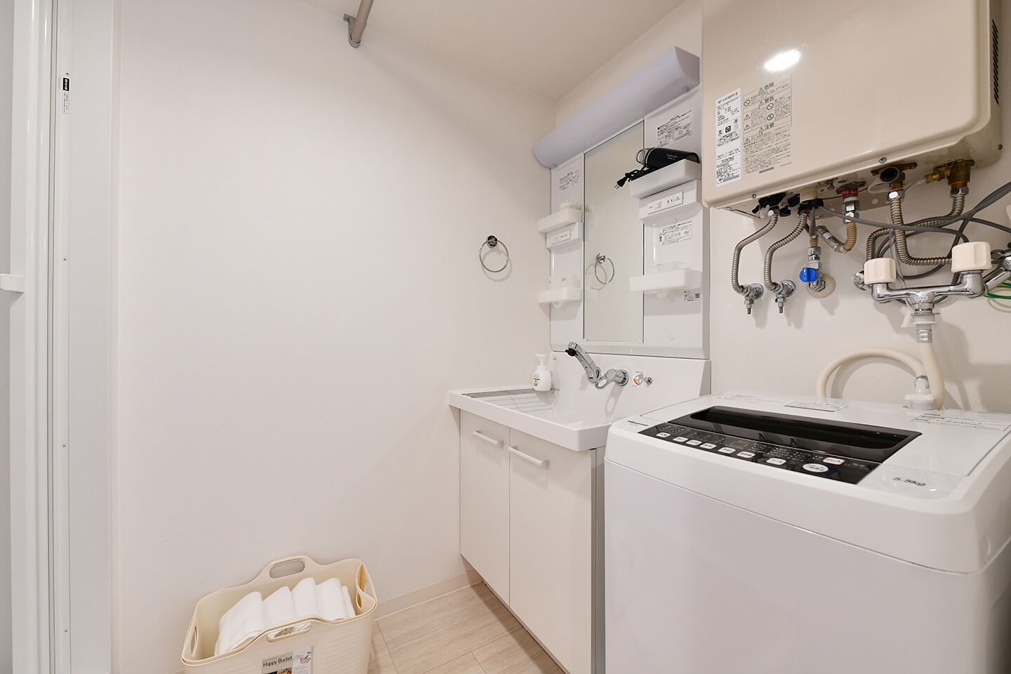 Family Suite | Bathroom | Combined shower/bathtub, free toiletries, hair dryer, slippers