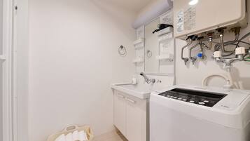 Family Suite | Bathroom | Combined shower/bathtub, free toiletries, hair dryer, slippers