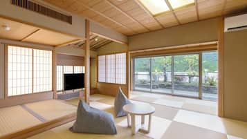 Suite Japanese-Western-Style-Room with 12+8 Tatami mats - Indoor Bath - Non-Smoking | Tallelokero huoneessa, työpöytä, vuodevaatteet