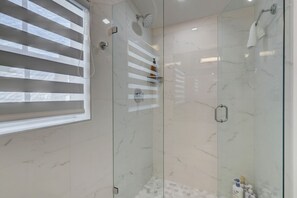 Shower, hair dryer, towels, soap - Life's A Beach - Gorgeous Studio - Fort Lauderdale  (Fort Lauderdale)