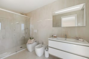 Douche, séchoir à cheveux, bidet, serviettes fournies