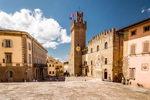 Une place historique, remarquable pour sa tour imposante, son pavage en pierre et son architecture traditionnelle.