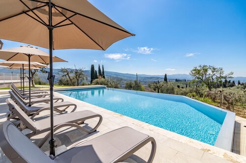 Villa Chimera White 16 with Pool & Gym, Arezzo, Italy