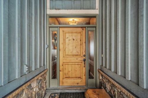 Picturesque family retreat. 9 bedrooms, 3 gathering rooms, game room, deck.