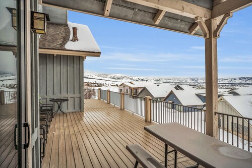 Picturesque family retreat. 9 bedrooms, 3 gathering rooms, game room, deck.