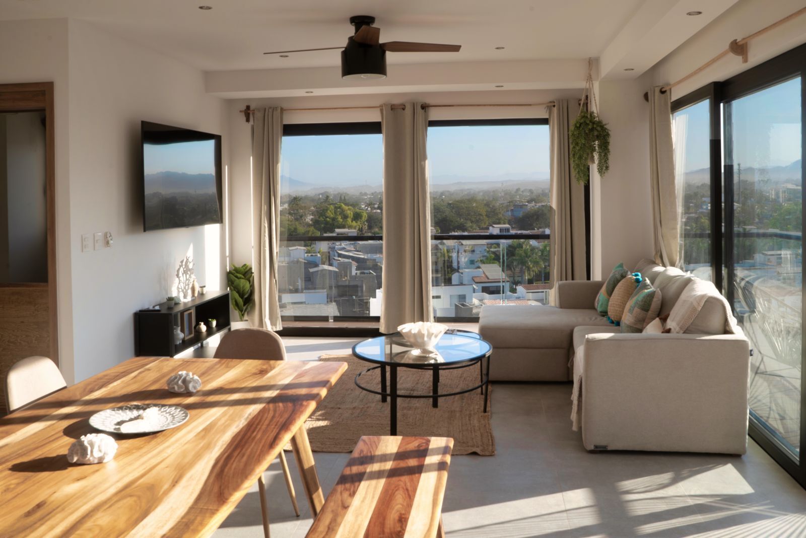 Modern & Luxury 3 Bedroom Condo - 5 min from the beach!