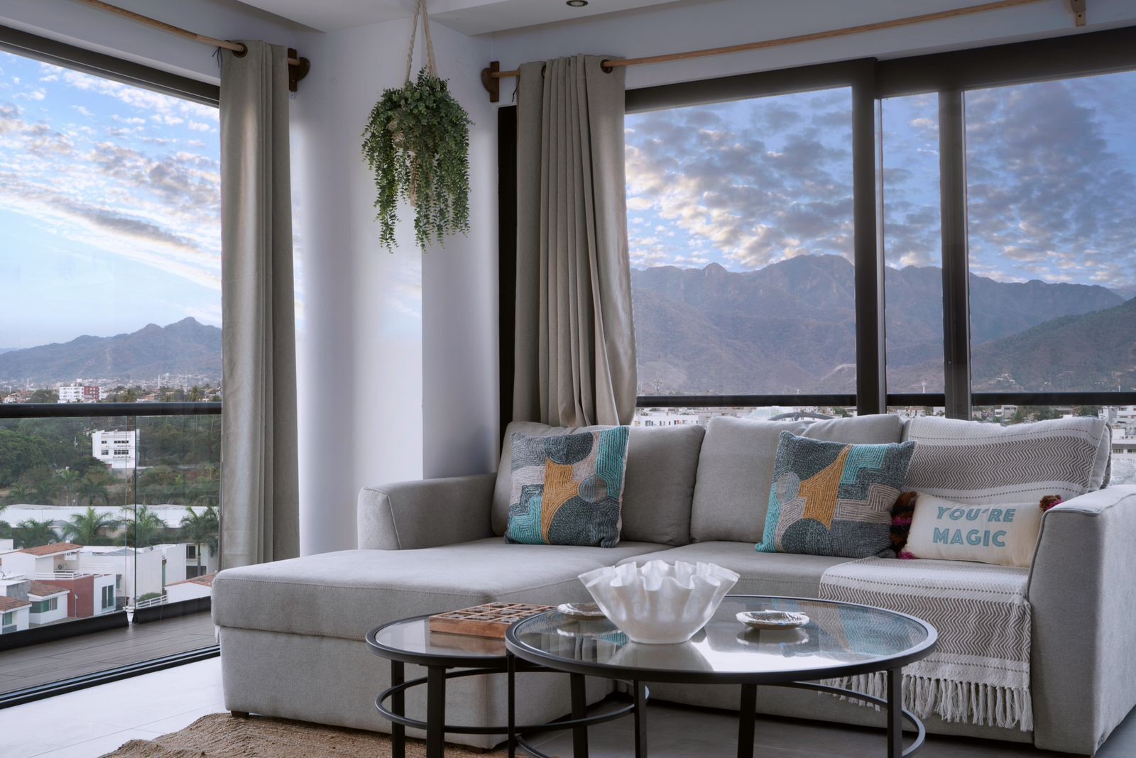 Modern & Luxury 3 Bedroom Condo - 5 min from the beach!