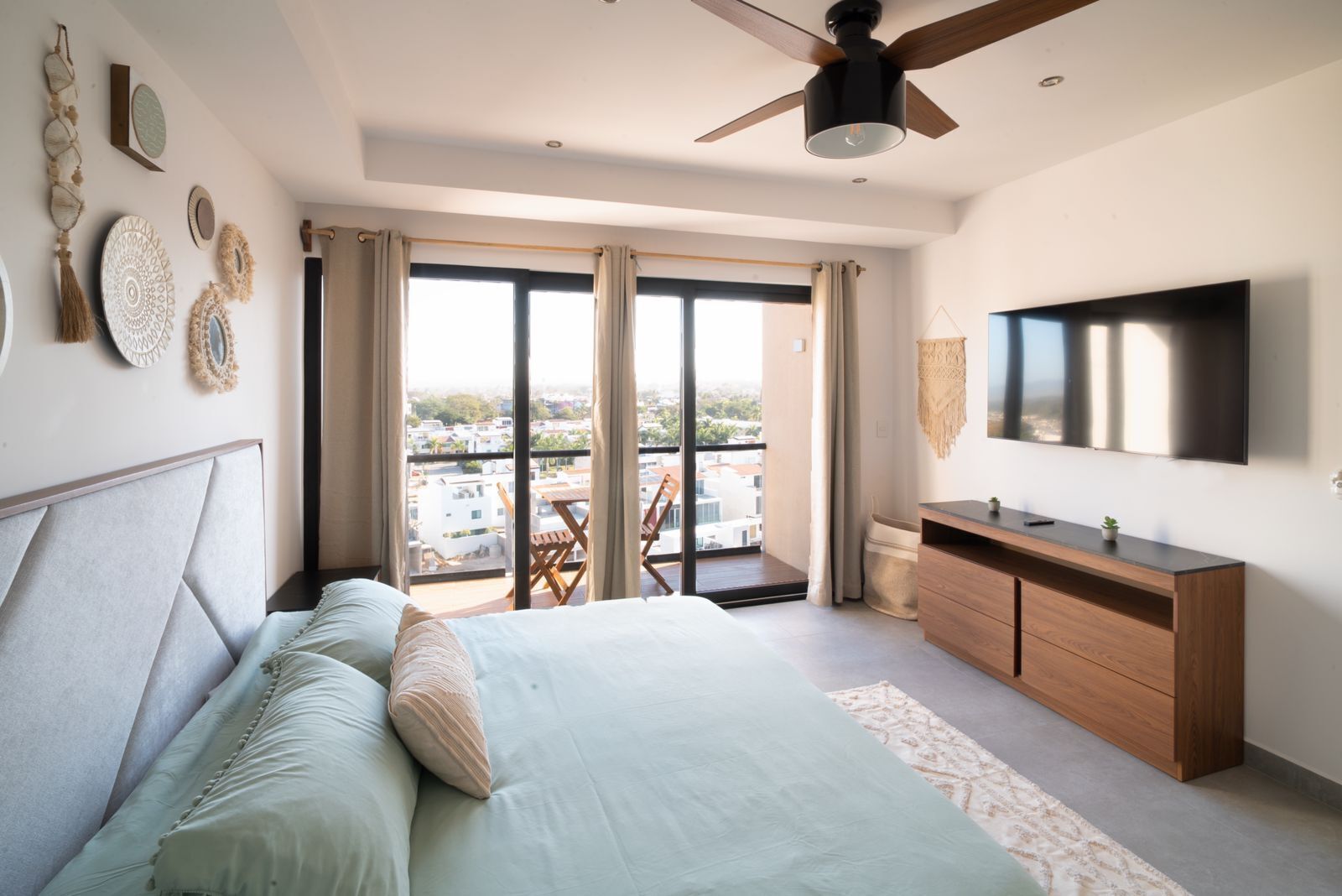 Modern & Luxury 3 Bedroom Condo - 5 min from the beach!