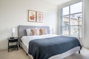 1 bedroom, iron/ironing board, WiFi, bed sheets - Stylish Sunnyvale 1BR w/ Gym, Pool & W/D, nr highways, by Blueground (Sunnyvale)