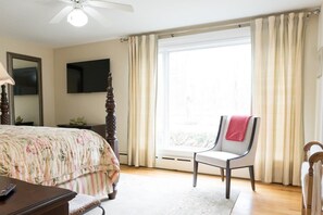5 bedrooms, desk, iron/ironing board, WiFi