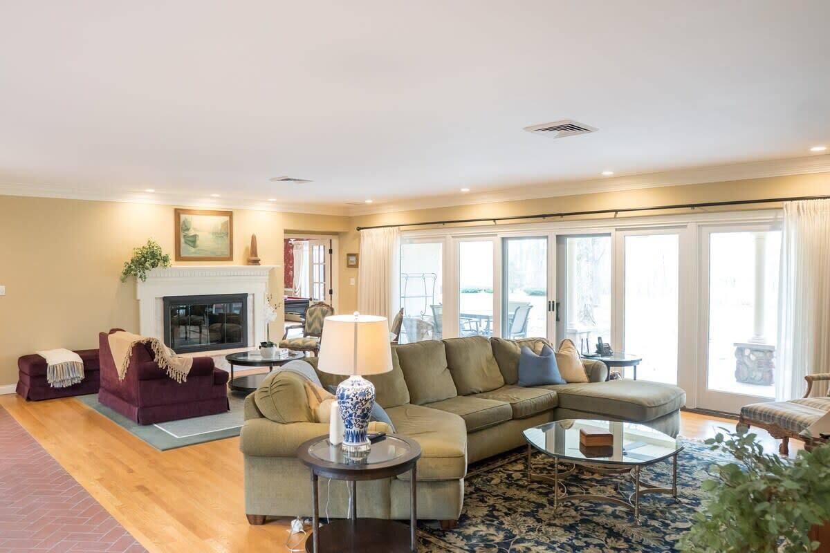 TV, fireplace, offices