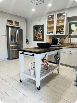 Fridge, microwave, oven, stovetop - Spacious condo cable beach with pool near beach (Nassau)