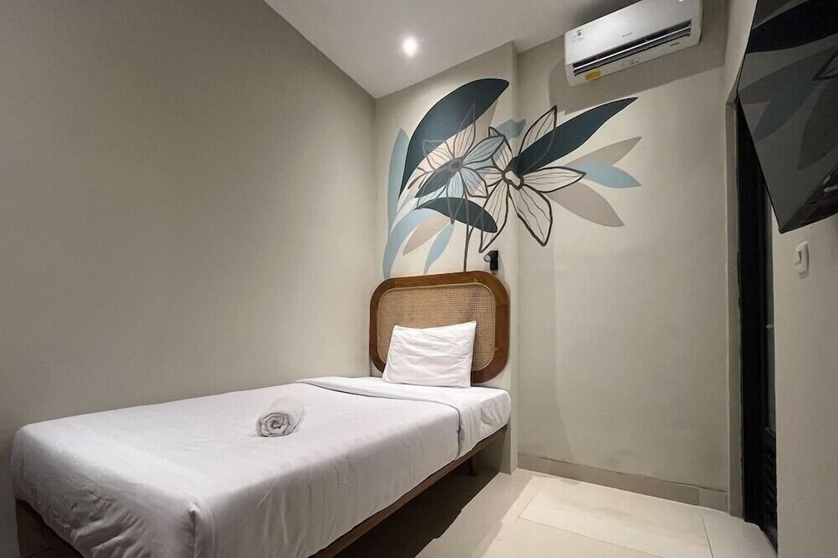 WiFi (free), bed sheets