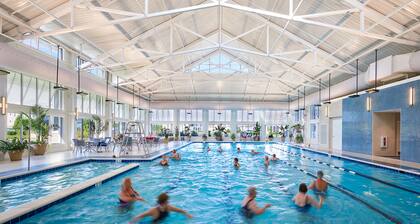 Bayside Resort 3rd-floor condo with indoor/outdoor pools, hot tub, tennis & gym