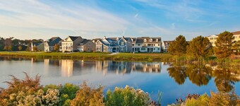 Bayside Resort 3rd-floor condo with indoor/outdoor pools, hot tub, tennis & gym