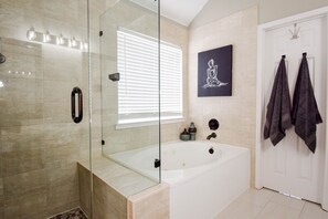 Shower, jetted tub, hair dryer, towels - TXShapedPrivatePool&Spa.TikiBar.PuttingGreen.Gameroom.Patios.Playground.Firepit (The Colony)