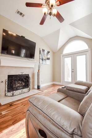 智能电视、壁炉、书、办公室