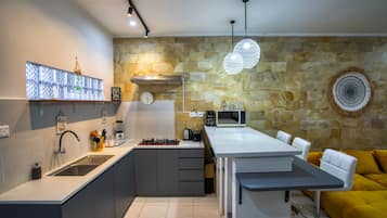 Vila luxo | Cozinha americana privada | Geladeira, micro-ondas, cooktop, cafeteira/chaleira