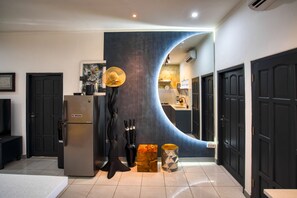 Tủ lạnh, lò vi sóng, bếp nấu, dụng cụ pha cà phê/trà