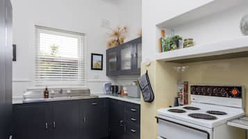 Rumah Klasik | Dapur pribadi | Lemari es besar, microwave, oven, dan kompor