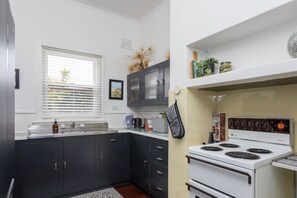 Rumah Klasik | Dapur pribadi | Lemari es besar, microwave, oven, dan kompor