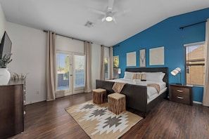 6 bedrooms, iron/ironing board, travel cot, free WiFi - Golf Course home with FREE Heated Pool and Spa! (Avondale)