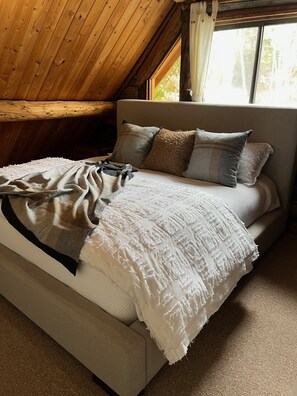 2 bedrooms, iron/ironing board, WiFi, bed sheets - Charming Mountain Cabin by Stream with Large Deck, 35 minutes from Park City. (Heber City)