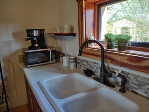 Fridge, microwave, oven, stovetop - Dairy Cottage in The Cedars (Lebanon)