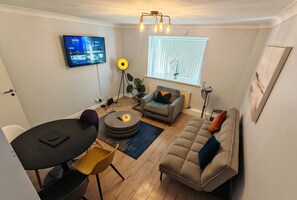 Smart TV - Garland Quantock House, London With Garden (London)