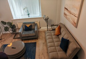 Smart TV - Garland Quantock House, London With Garden (London)