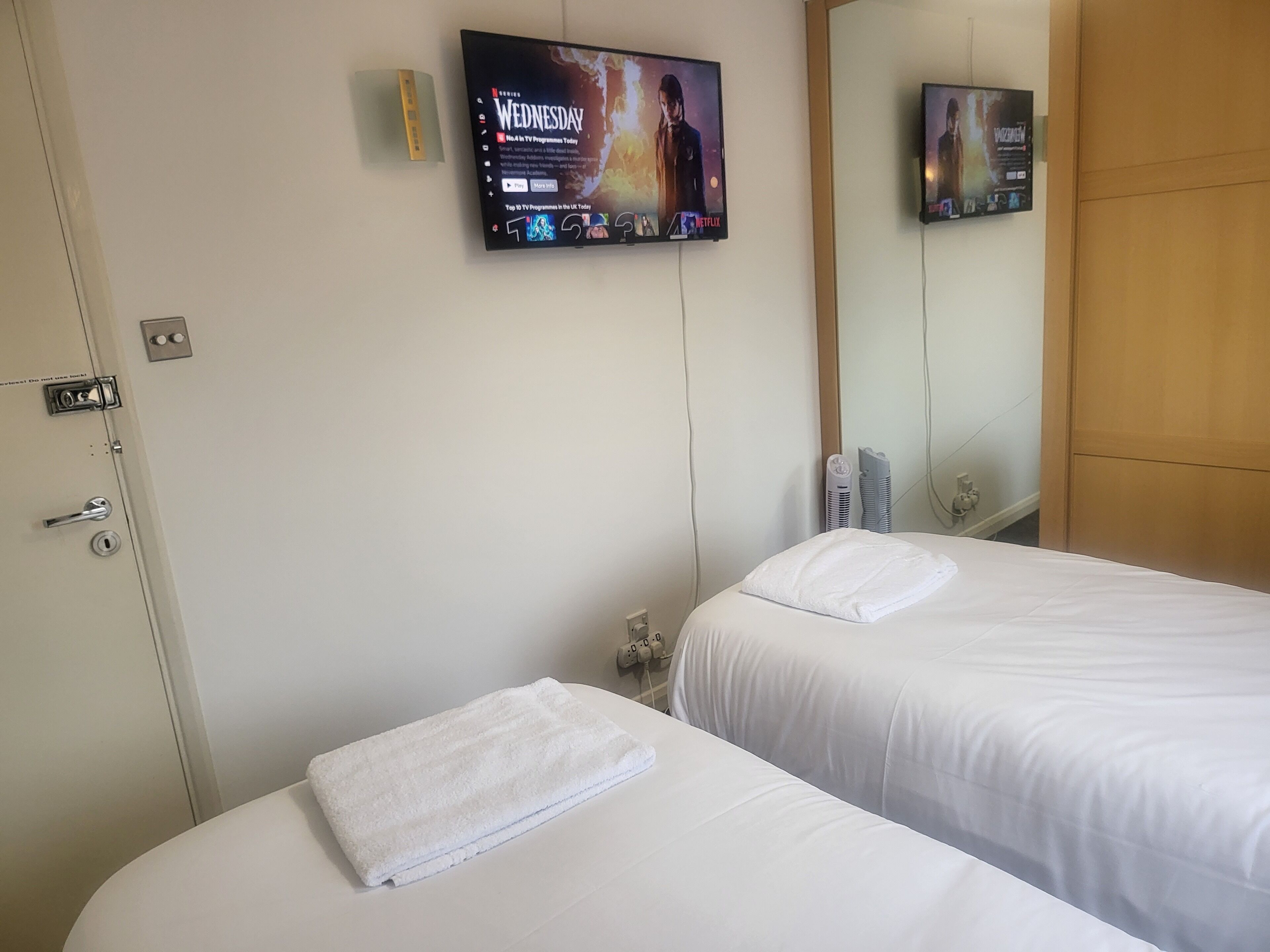 2 عدّة غرف نوم وواي فاي وملاءات أسرّة