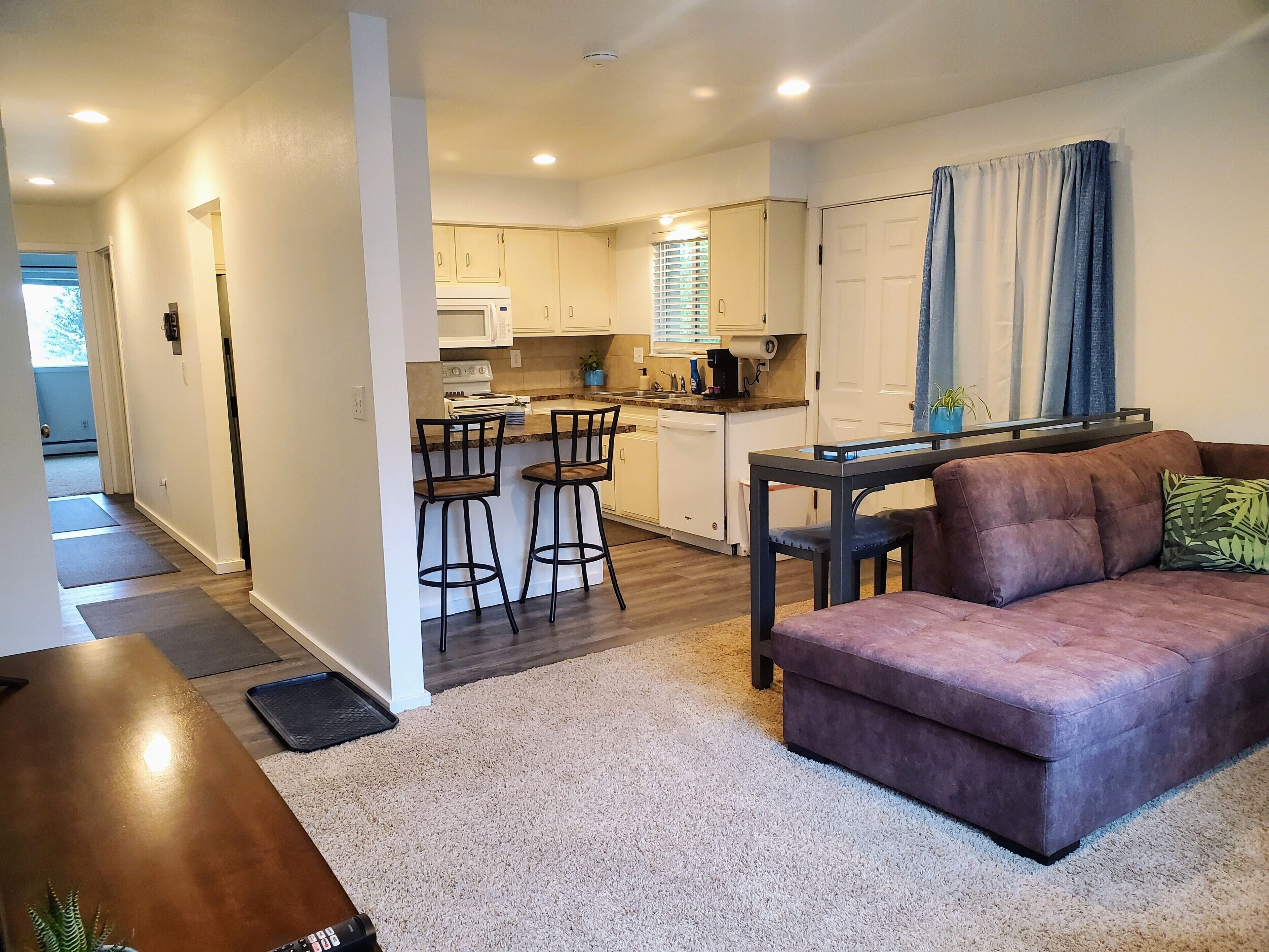 Cozy centrally located upper level apartment/condo