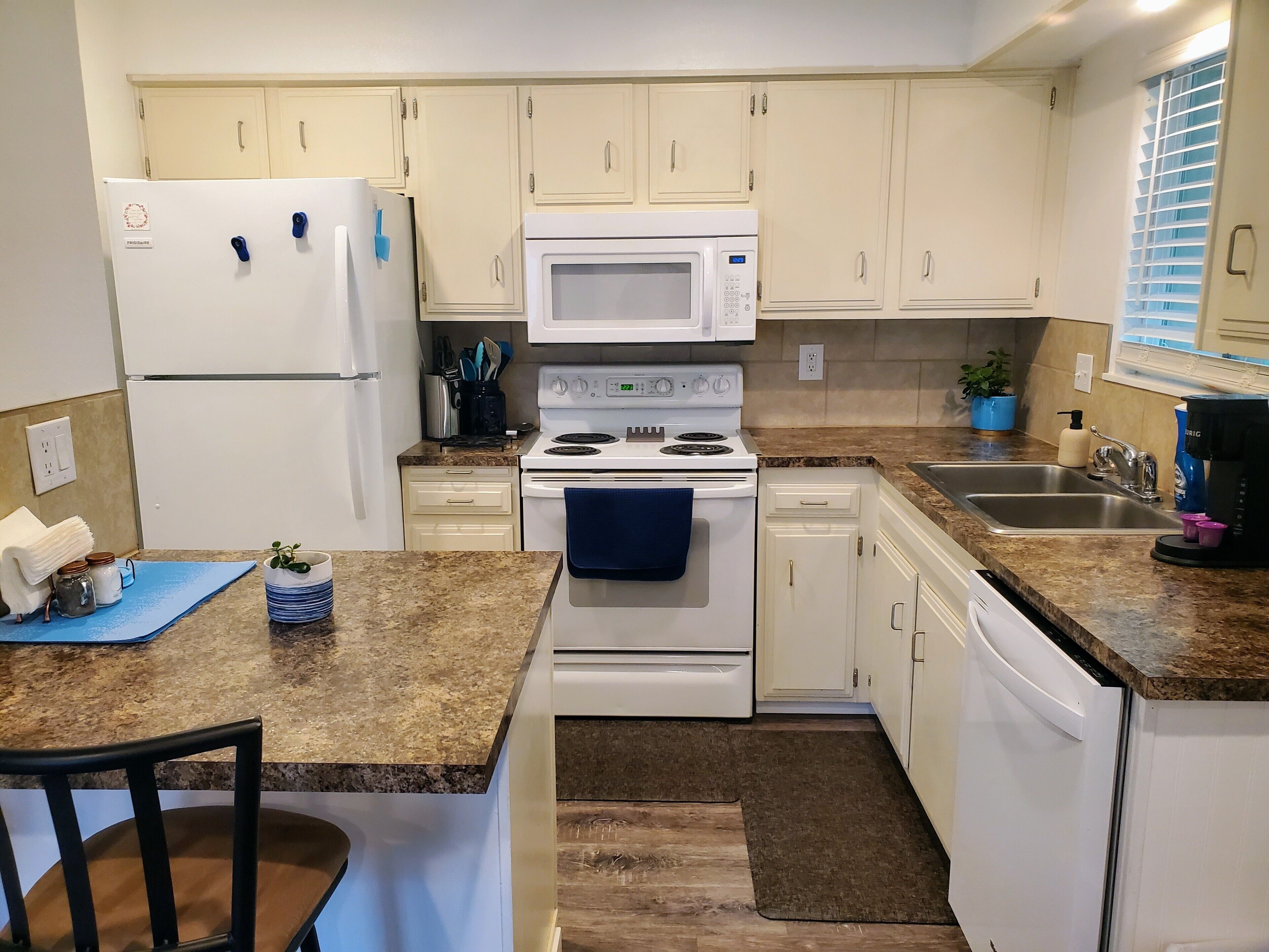 Cozy centrally located upper level apartment/condo