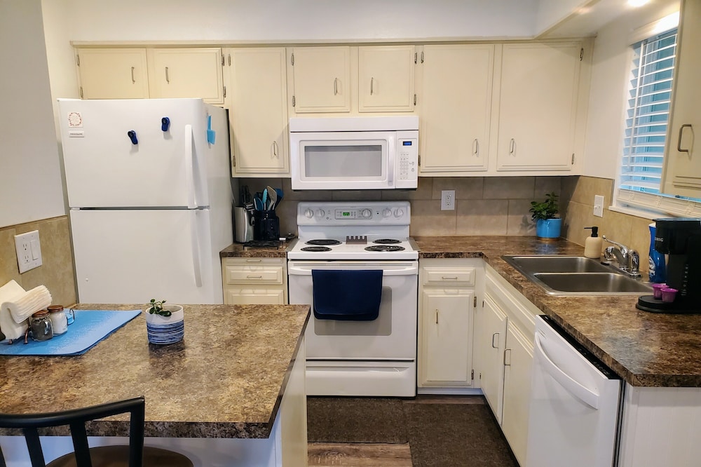 Cozy centrally located upper level apartment/condo