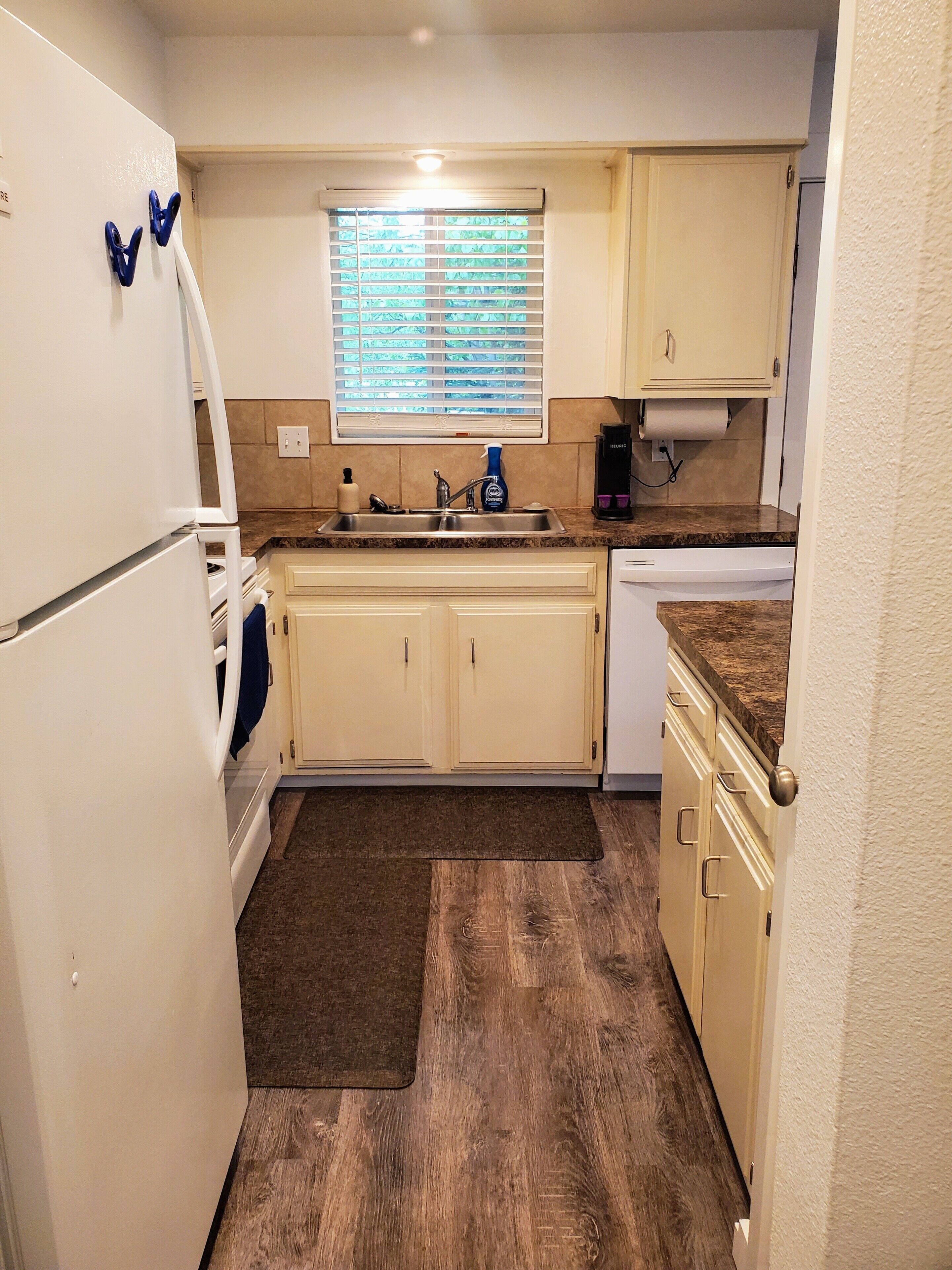 Cozy centrally located upper level apartment/condo