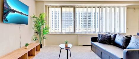 Televisión, chimenea, futbolito, oficina