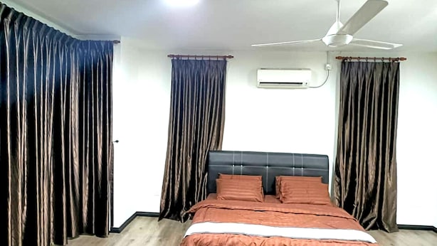 A bedroom with a bed, curtains, an air conditioning unit, and a ceiling fan. - OYO HOME 90769 Flo Inn Homestay Bsi (Tawau)