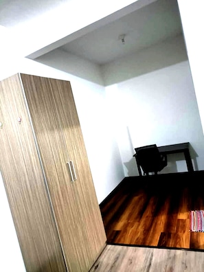 Habitación individual, baño privado | Escritorio, espacio para trabajar con laptop y wifi gratis 