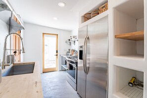 Full-size fridge, microwave, oven, stovetop