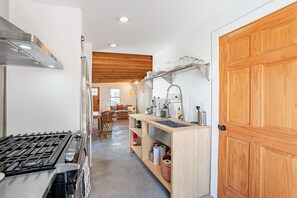 Full-size fridge, microwave, oven, stovetop