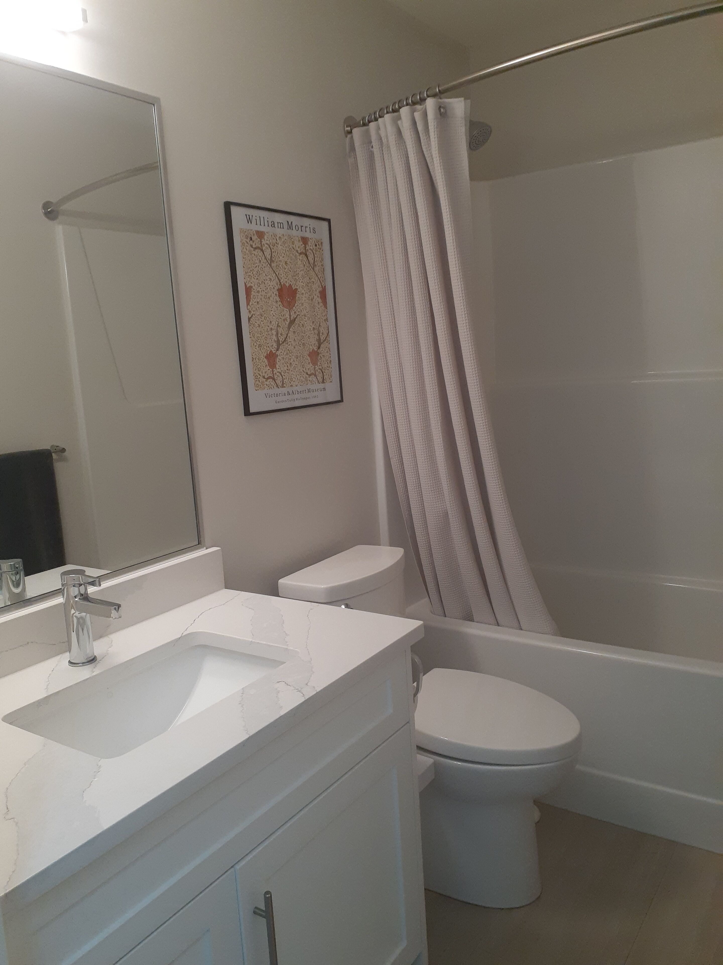 Modern Island Getaway - Private Room in Shared Home