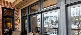 Modern/Spacious w/Grill-Elevator-Fireplace-W/D-Steps to Free Ski Bus, Eat, Drink, Shop, Hot Springs